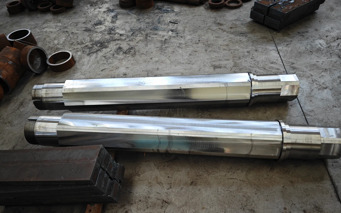 Hexagonal shredder shaft prepared for cutter installation