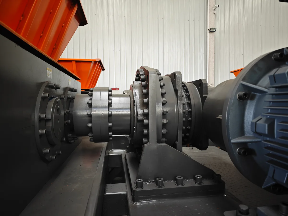 Double shaft shredder coupling and drive system detail