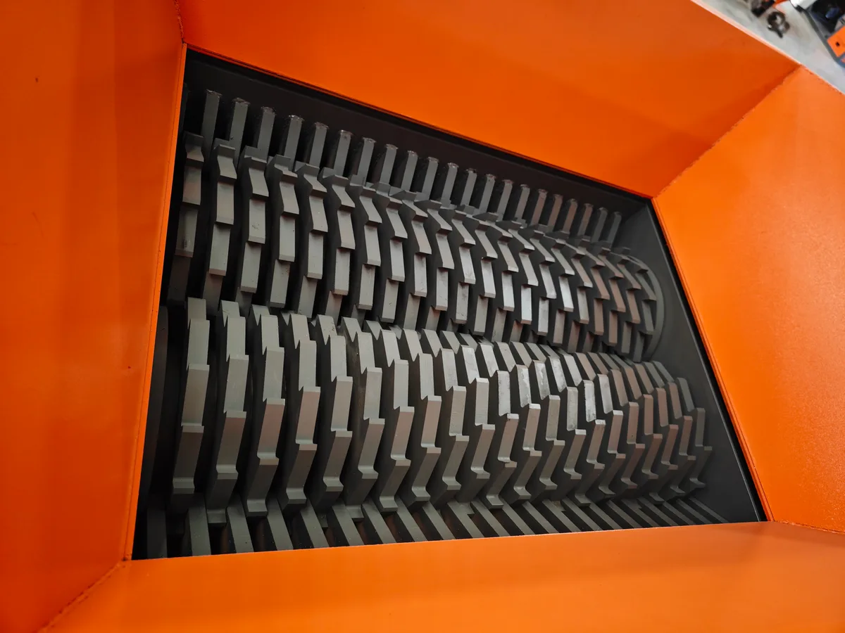Double shaft shredder cutting chamber and wear-resistant cutters