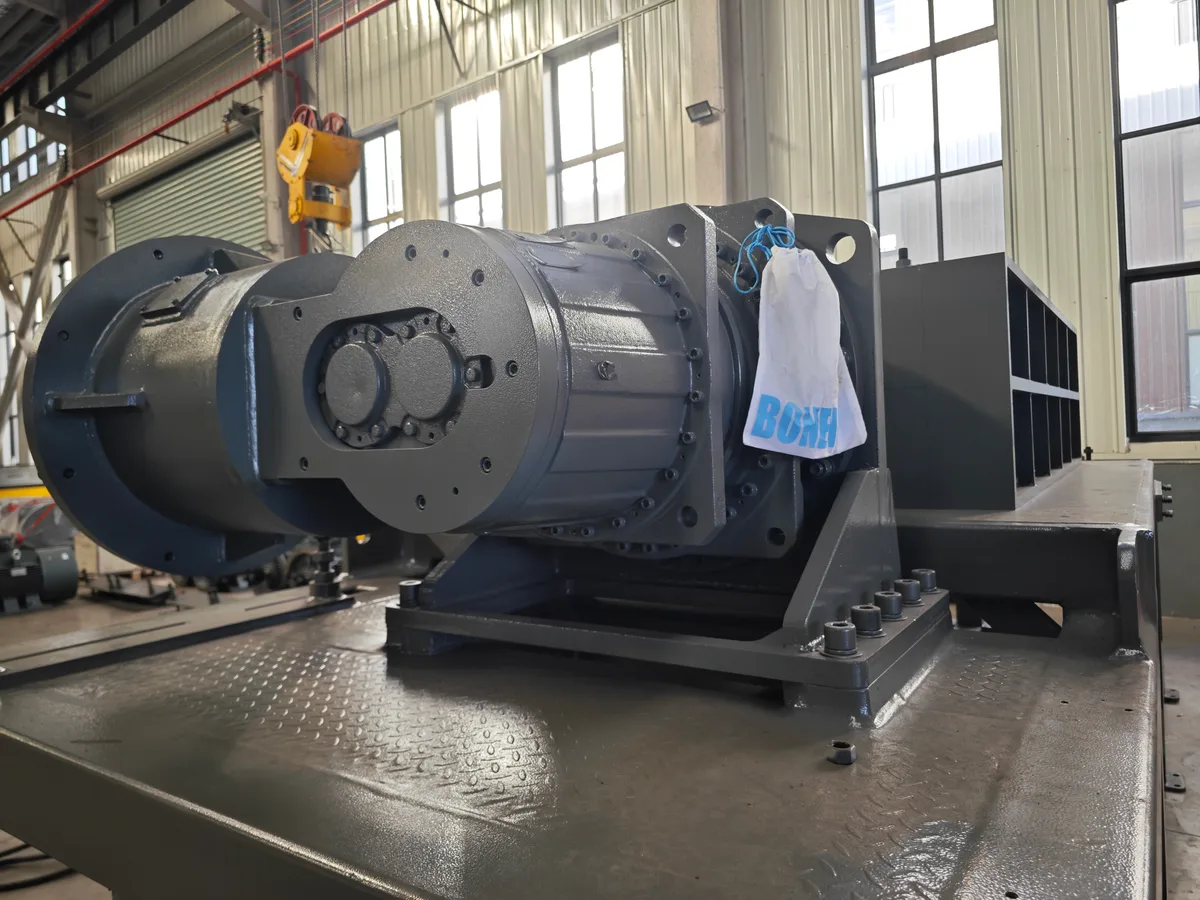 Double shaft shredder planetary gearbox drive detail