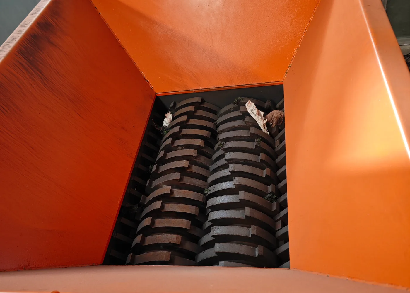 Industrial shredder cutting chamber fixed knife and rotor detail