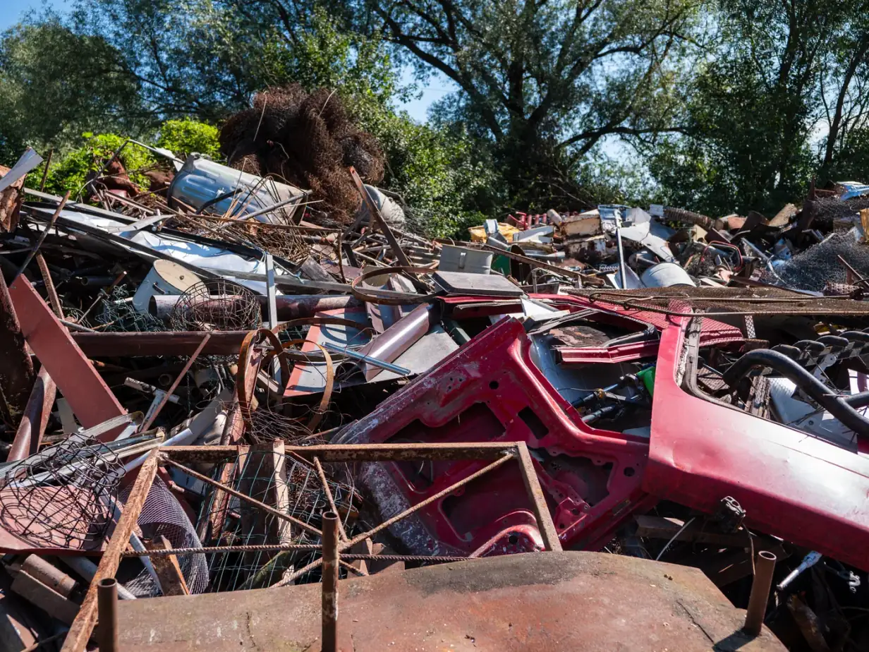 Vehicle scrap and bulky metal material prepared for metal shredder feeding