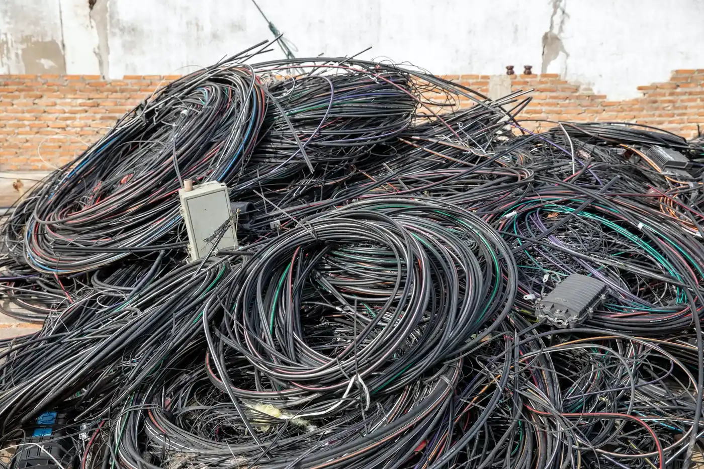 Waste cables and bundled metal streams for pre-shredding