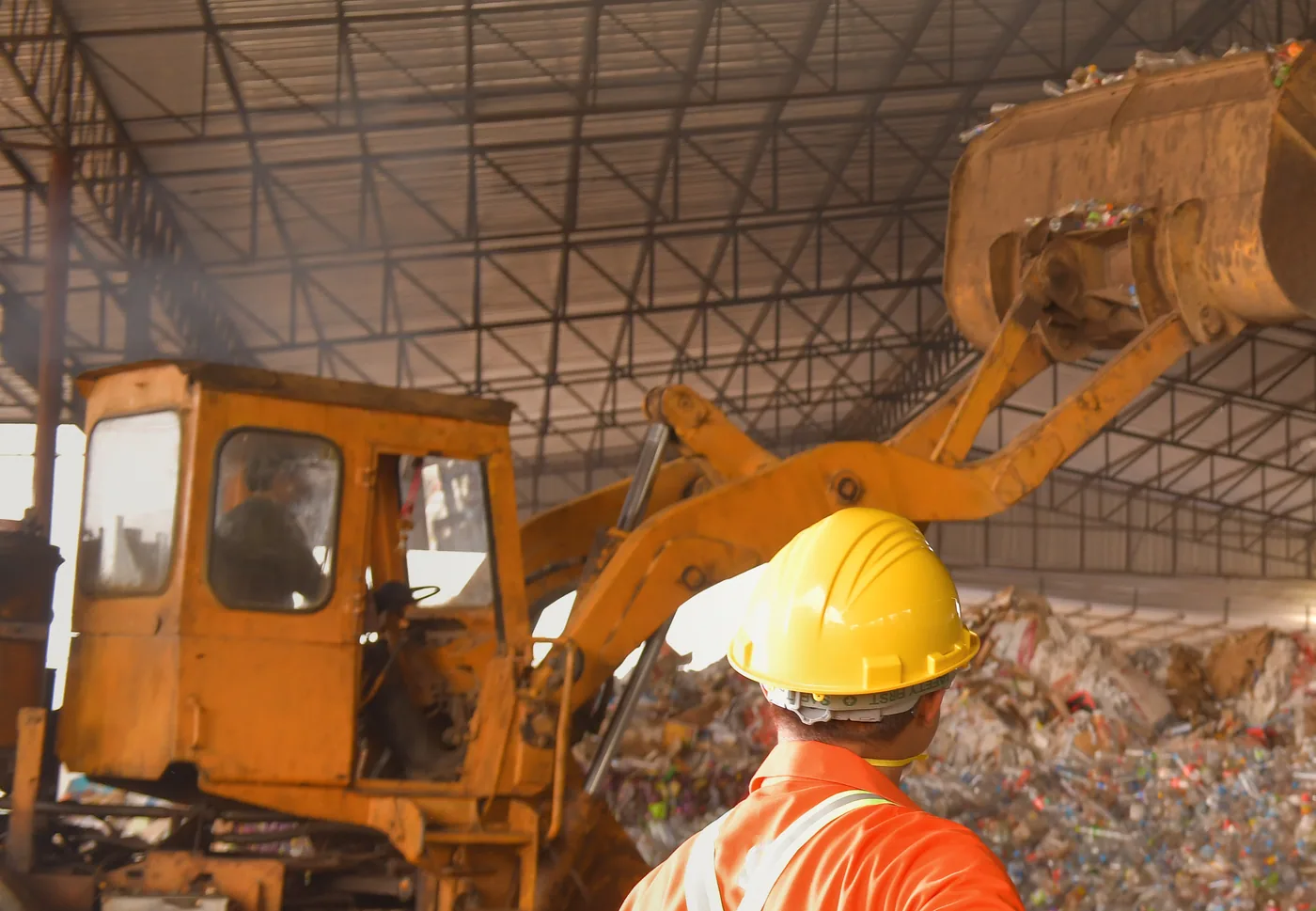 Rigid plastic containers and pallets for double shaft shredder feeding