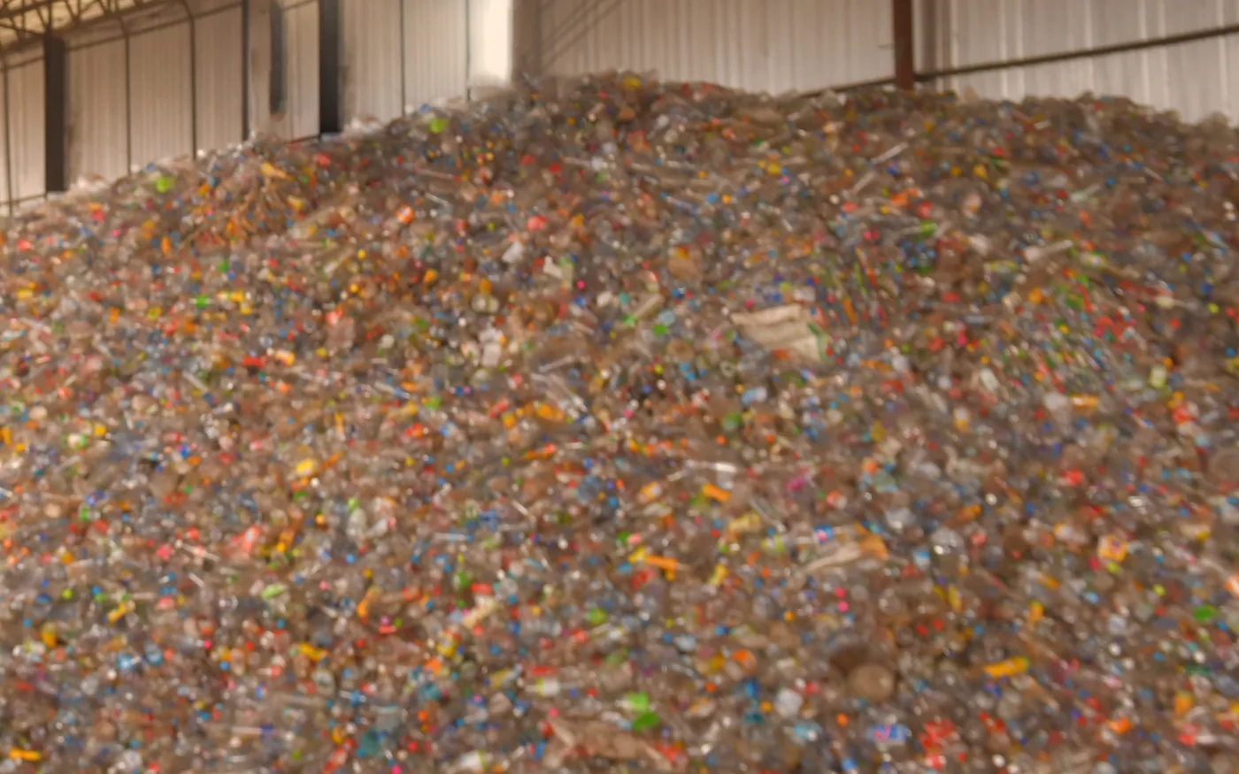 Plastic lumps and purgings prepared for single shaft shredding