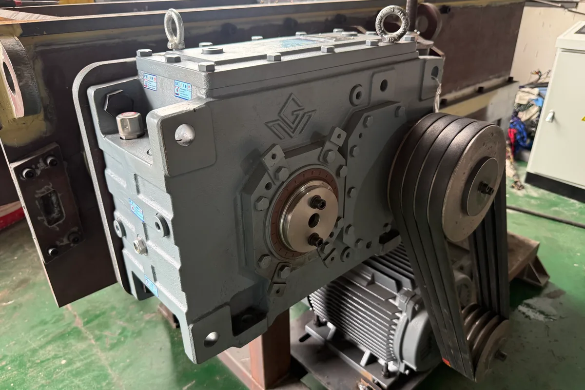 Single shaft shredder gearbox drive and belt transmission detail
