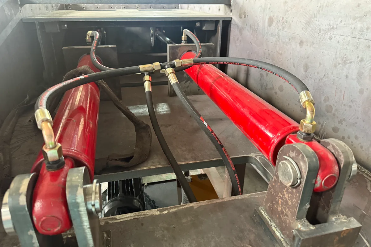 Single shaft shredder hydraulic pusher cylinder detail