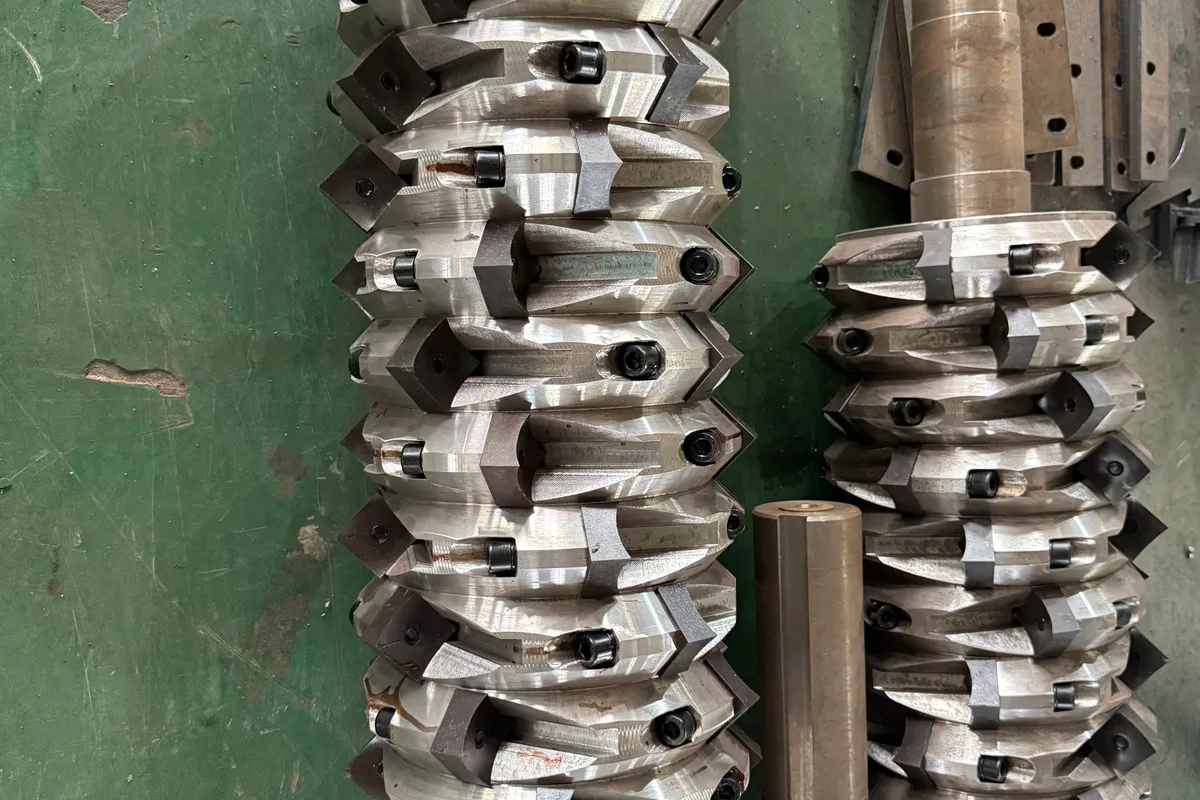 Single shaft shredder rotor knives with reusable cutter edges