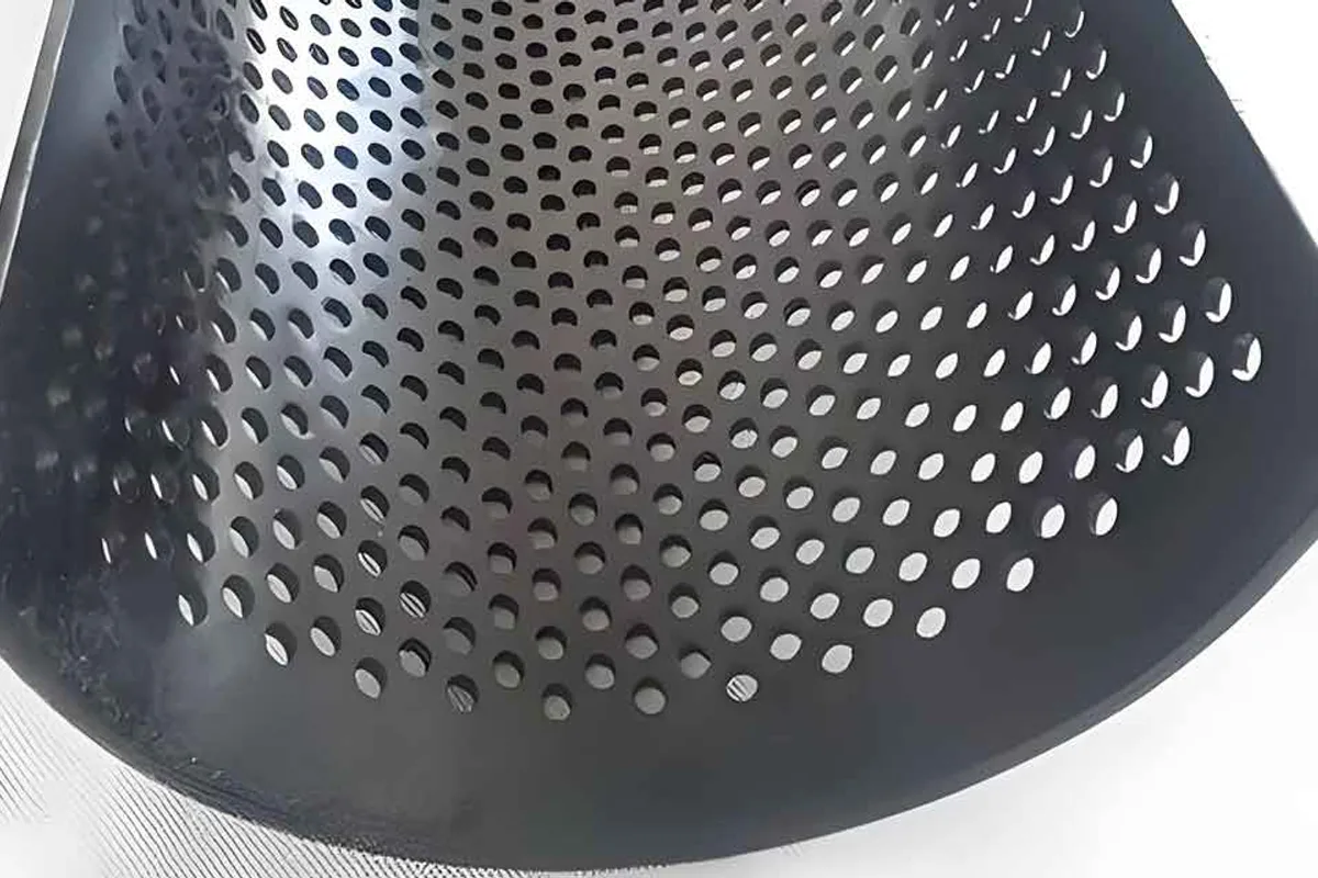 Single shaft shredder screen for output size control