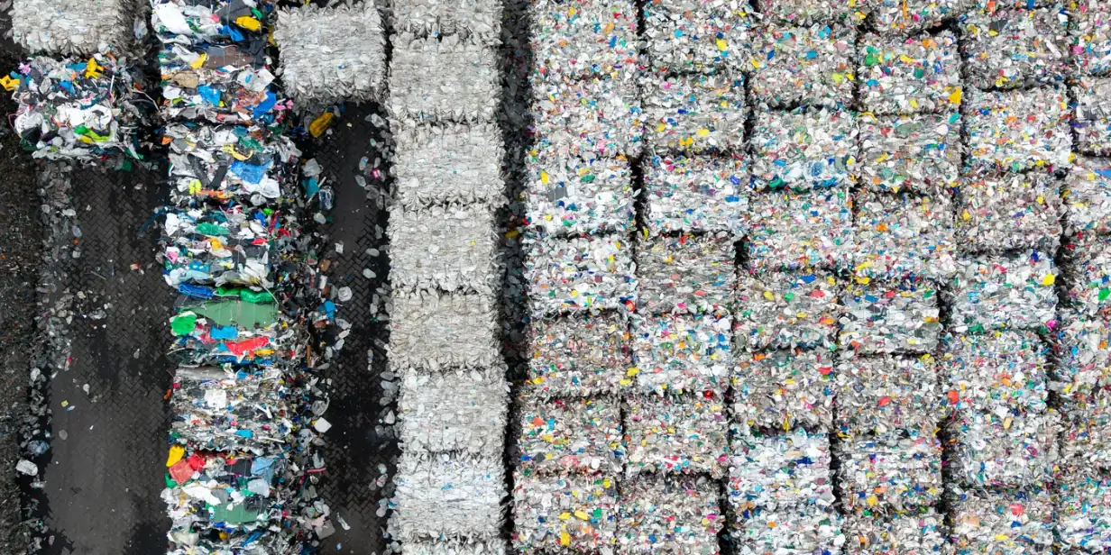 Packaging and logistics waste for shredding and volume reduction