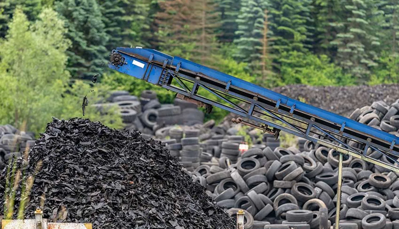 Rubber blocks produced by a tire shredder for downstream tire recycling